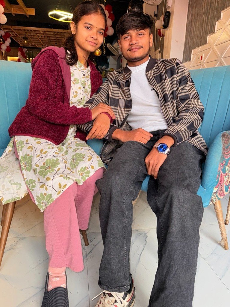 गुड़िया का हाथ ओम की बाँह पर, दोनों कैफ़े में बैठे