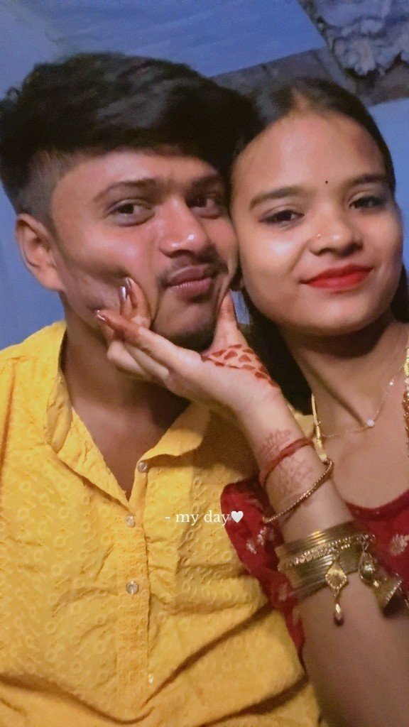 गुड़िया मेहँदी लगे हाथ से ओम का गाल थामती हुई